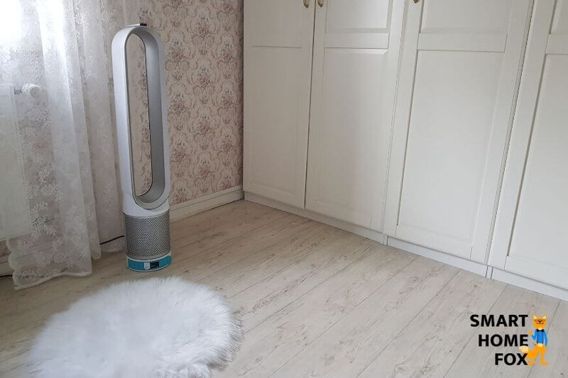 Der Dyson Pure Cool Link TP02 Luftreiniger und Turmventilator steht neben einer Pflanze im Wohnzimmer